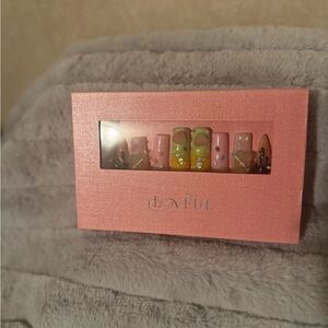 Lovful nails